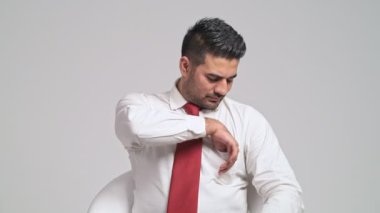 kadar bozuk para atma ve kameraya gösteren işadamı 