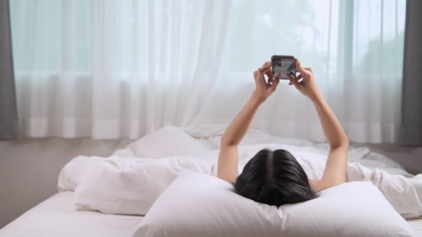 Joven Asiático Mujer Tendido Cama Usando Smartphone — Vídeos de Stock