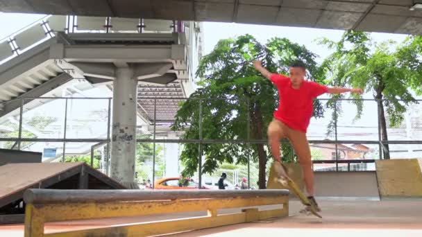 Cámara Lenta Asiático Adolescente Haciendo Truco Skateboard Interiores — Vídeo de stock