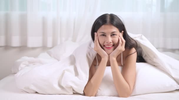 Mujer Atractiva Retrato Cama Mujer Asiática Acostada Cama Sonriendo — Vídeo de stock