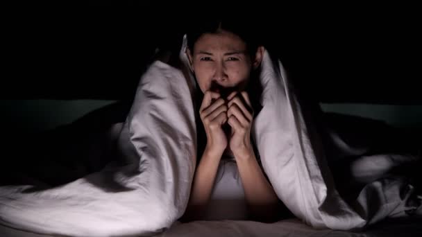 Verängstigte Junge Asiatin Schaut Horrorfilm Und Versteckt Sich Hinter Händen — Stockvideo