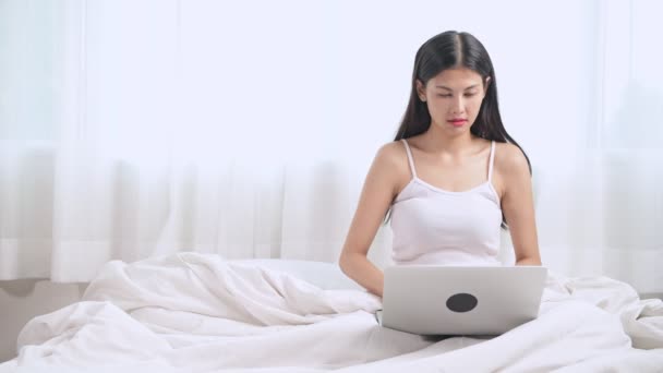 Attente Jonge Aziatische Vrouw Zitten Bed Het Gebruik Van Laptop — Stockvideo