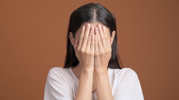 Mujer Asiática Escondida Detrás Las Manos Luego Sonriendo — Vídeos de Stock