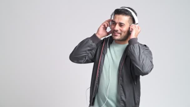 Szczęśliwy Człowiek Ciesząc Się Słuchając Muzyki Słuchawkach Śpiew — Wideo stockowe