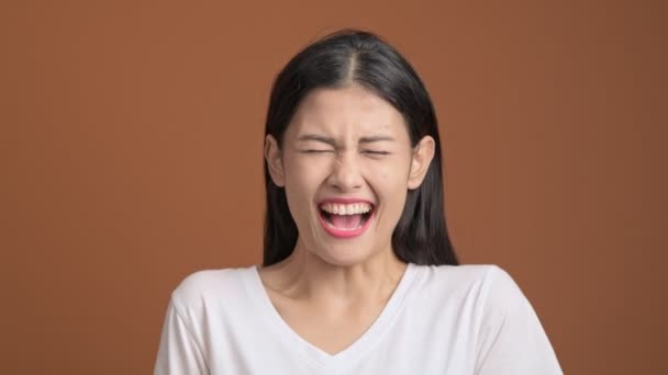 Азиатская Сердитая Женщина Кричит Коричневом Фоне — стоковое видео