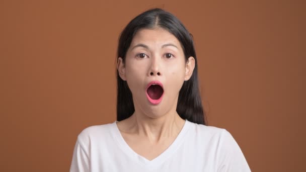 Σοκαρισμένος Γυναίκα Της Ασίας Ανοιχτό Στόμα Βάζοντας Χέρια Στα Μάγουλα — Αρχείο Βίντεο