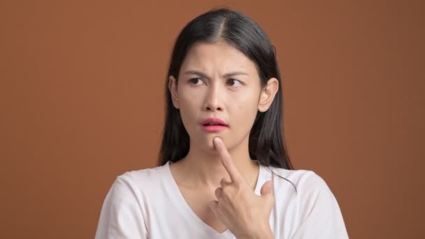 Fokussierte Nachdenkliche Asiatische Frau Die Lösung Des Problems Findet Und — Stockvideo