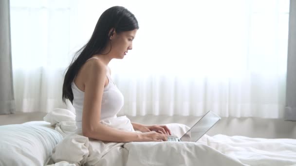 Aziatische Vrouw Met Laptop Vervolgens Steeds Verrast Enthousiast — Stockvideo