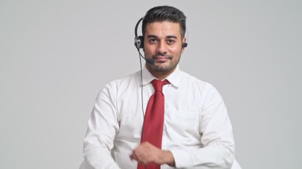 Uśmiechający Się Młody Człowiek Rękami Skrzyżowanymi Słuchawki Mikrofonem — Wideo stockowe