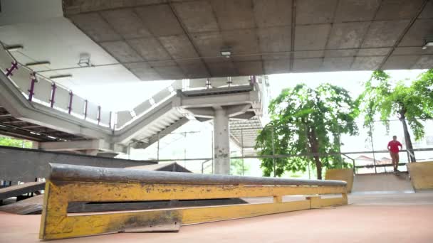 Asya Genç Skatepark Kaykay Üzerinde Hile Yaparak — Stok video