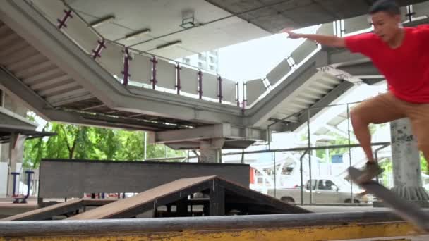 Slow Motion Van Aziatische Tiener Doen Truc Skateboard Binnenshuis — Stockvideo