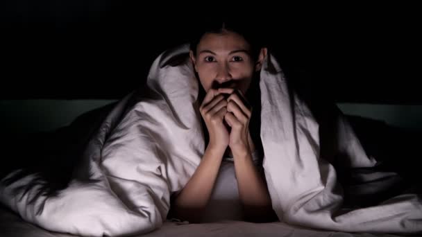 Jonge Aziatische Vrouw Horrorfilm Kijken Verbergen Onder Deken Bang — Stockvideo