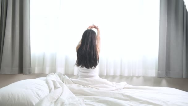 Vrouw Wakker Aziatische Vrouw Bed Wakker Stretching — Stockvideo
