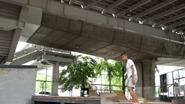 Câmera Lenta Asiático Adolescente Fazendo Truque Skate Dentro Casa — Vídeo de Stock