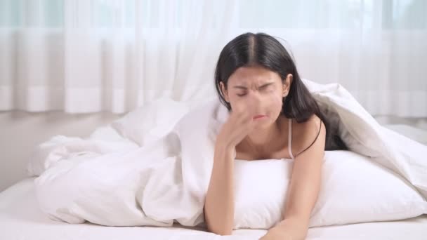 Стурбований Жінка Ліжку Портрет Азіатський Жінка Лежав Ліжку Турбуватися Мислення — стокове відео
