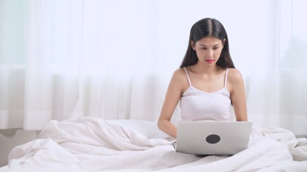 Uma Mulher Fazer Compras Cama Mulher Asiática Usando Laptop Sentado — Vídeo de Stock