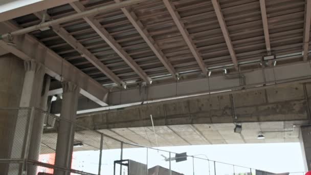 Cámara Lenta Asiático Adolescente Haciendo Truco Skateboard Skatepark — Vídeo de stock