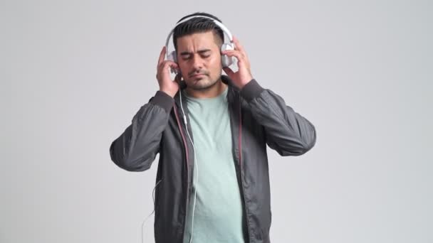 Hombre Con Los Ojos Cerrados Disfrutando Escuchando Música Auriculares — Vídeo de stock