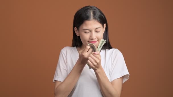 Felice Sorridente Asiatico Donna Sniffing Contanti — Video Stock