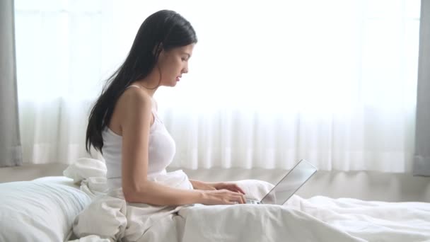 Wanita Asia Menggunakan Laptop Dan Kemudian Menjadi Terkejut Dan Jijik — Stok Video