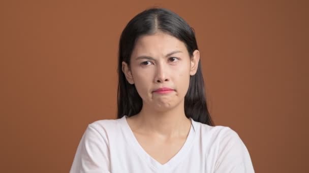 Centrado Reflexivo Asiático Mujer Encontrar Solución Problema Regocijo — Vídeo de stock