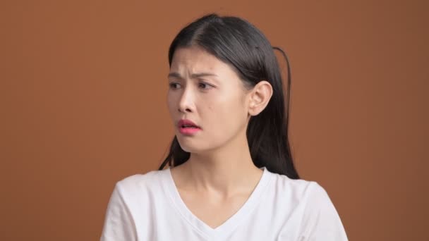 失望的亚洲妇女在褐色背景 — 图库视频影像