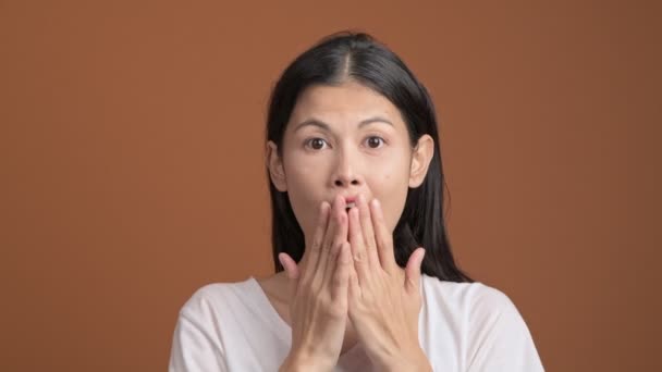 Ασιατικές Ευτυχισμένη Γυναίκα Δείχνει Συναισθήματα Έκπληκτος — Αρχείο Βίντεο