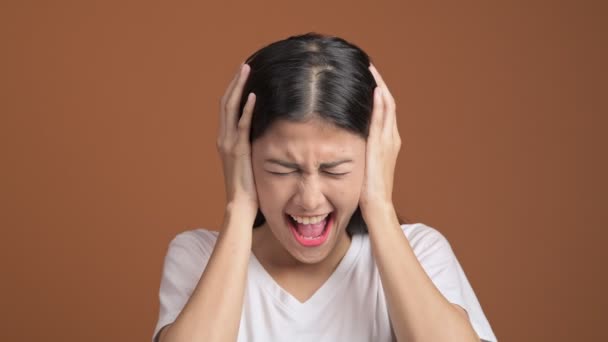 Asijské Žena Křičí Drželi Ruce Uši Hnědé Pozadí — Stock video
