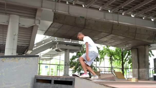 Повільний Рух Азіатського Підлітка Робить Трюк Скейтборді Приміщенні — стокове відео