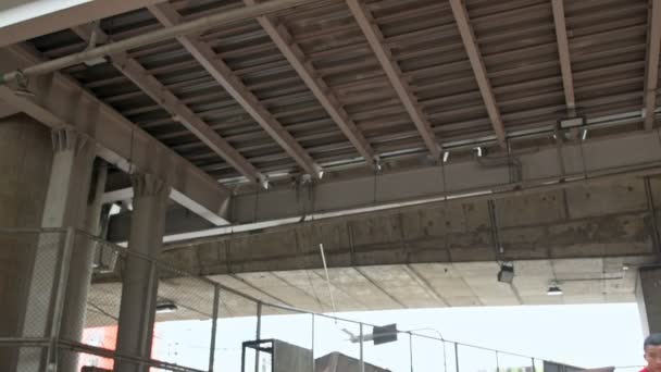 Câmera Lenta Asiático Adolescente Fazendo Truque Skate Skatepark — Vídeo de Stock