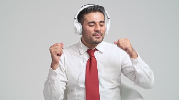 Junger Mann Mit Kopfhörern Hört Musik Tanzt Und Singt — Stockvideo