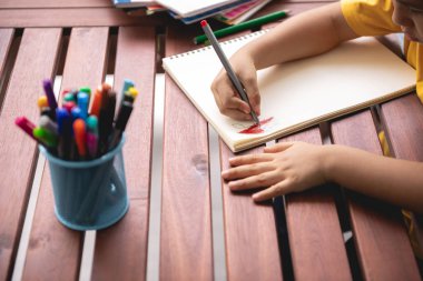 Çocuk ev ödevi. Genç karışık yarış çocuk teras ev ödevi. Çizim boyama. Odak ruh. Geri okul kavramı.