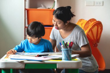 Çocuk ev ödevi. Genç karışık yarış çocuk teras ev ödevi. Annesiyle birlikte kitap okumak. Odak ruh. Geri okul kavramı.