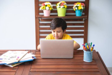 Çocuk ev ödevi. Teras evde ödev genç karışık yarış çocuk dizüstü bilgisayar kullanarak. Odak ruh. Geri okul kavramı.