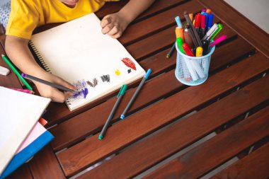 Çocuk ev ödevi. Genç karışık yarış çocuk teras ev ödevi. Çizim boyama. Odak ruh. Geri okul kavramı.