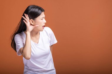 Kadın poz dinliyoruz. Asyalı kadın beyaz t-shirt.