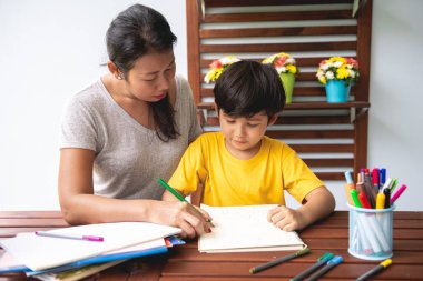 Çocuk ev ödevi. Genç karışık yarış çocuk ödev Teras evde annesiyle vermiyorsun. Uygulama yazma. Odak ruh. Geri okul kavramı.