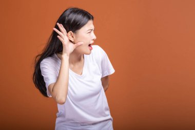 Kadın poz dinliyoruz. Asyalı kadın beyaz t-shirt.