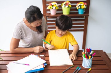Çocuk ev ödevi. Genç karışık yarış çocuk ödev Teras evde annesiyle vermiyorsun. Uygulama yazma. Odak ruh. Geri okul kavramı.