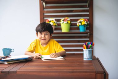 Çocuk ev ödevi. Genç karışık yarış çocuk teras ev ödevi. Çizme ve yazma. Mutlu bir gülümseme. Geri okul kavramı.