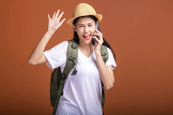 Hipster Młody Turysta Przy Użyciu Telefonu Komórkowego Azjatyckie Kobiety Plecakiem — Zdjęcie stockowe