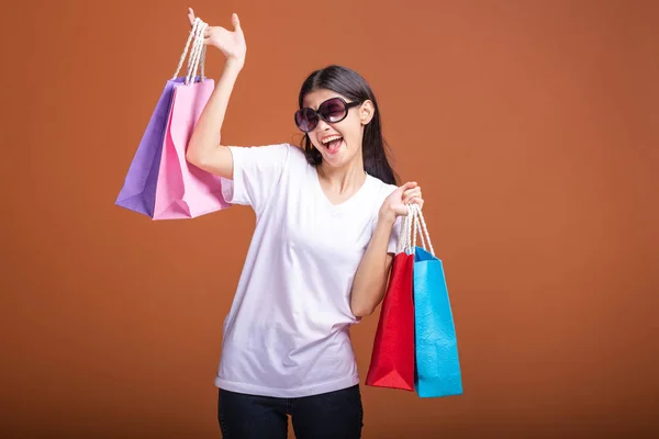 Mujer Sosteniendo Bolsa Aislada Fondo Naranja Mujer Asiática Joven Camiseta — Foto de Stock