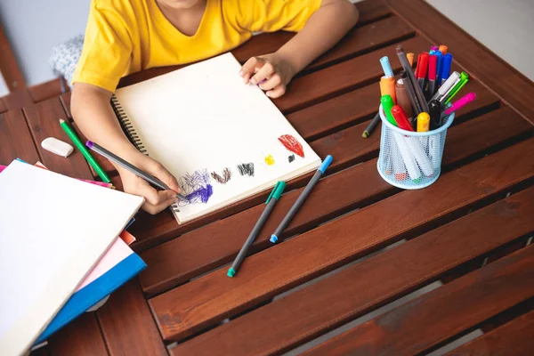 Compiti Bambini Giovane Ragazzo Razza Mista Che Compiti Terrazza Casa — Foto Stock