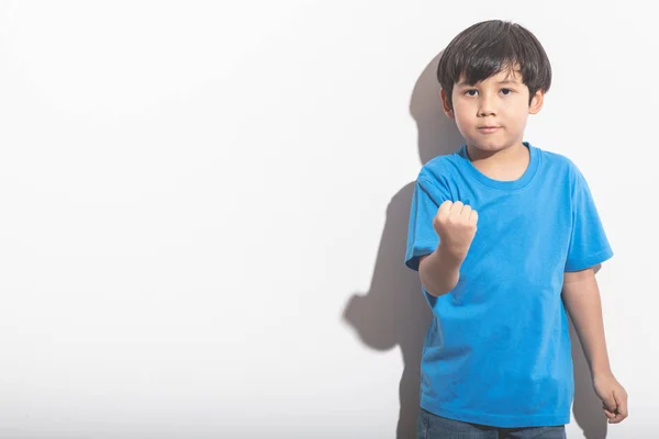 年轻的男孩肖像在白色背景与硬光 穿着蓝色衬衣和琴的混血男孩 力量和力量姿态 — 图库照片