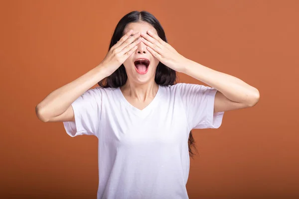 Mulher Cobrir Olhos Isolados Fundo Laranja Mulher Asiática Shirt Branca — Fotografia de Stock