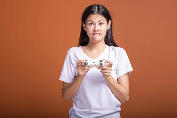 Mulher Gamer Isolado Sobre Fundo Laranja Jovem Asiático Hipster Mulher — Fotografia de Stock