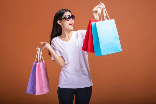 Mujer Sosteniendo Bolsa Aislada Fondo Naranja Mujer Asiática Joven Camiseta —  Fotos de Stock