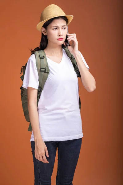 Young Hipster Tourist Using Mobile Phone Asian Woman Backpack Hat — Stock Photo, Image