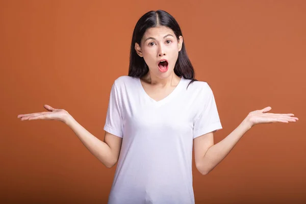 Verrassing Vrouw Oranje Achtergrond Jonge Aziatische Hipster Vrouw Wit Shirt — Stockfoto