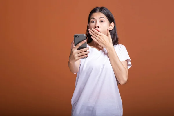 Frau Mit Handy Isoliert Über Orangefarbenem Hintergrund Asiatin Weißen Shirt — Stockfoto